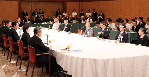 Photograph of the Prime Minister listening to requests by representatives of atomic bomb victims