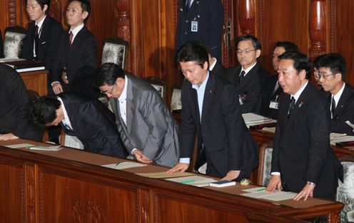 Photograph of the Prime Minister bowing after the vote at the plenary session of the House of Representatives
