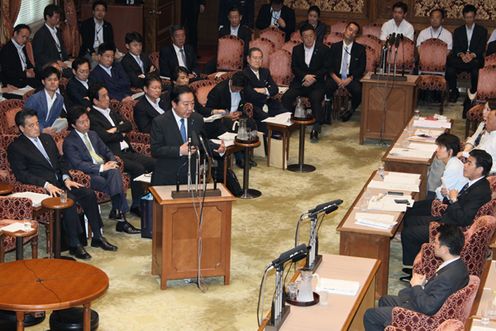 Photograph of the Prime Minister answering questions at the meeting of the House of Councillors Special Committee on the Comprehensive Reform of Social Security and Taxation Systems