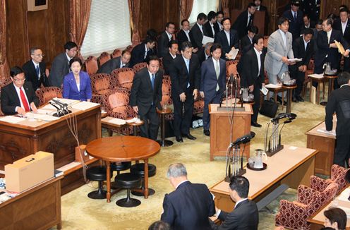 Photograph of the Prime Minister bowing after the vote at the meeting of the House of Councillors Special Committee on the Comprehensive Reform of Social Security and Taxation Systems