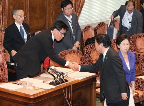 Photograph of the Prime Minister shaking hands with the Chair of the Committee, Mr. Chiaki Takahashi after the vote at the meeting of the House of Councillors Special Committee on the Comprehensive Reform of Social Security and Taxation Systems