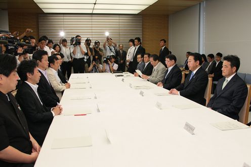 Photograph of the Prime Minister delivering an address at the ministerial meeting on the territorial issue of Takeshima 2