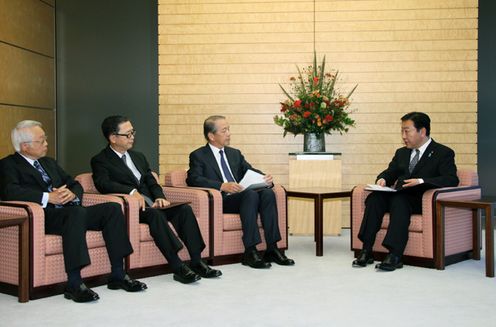 Photograph of the Prime Minister receiving a proposal from the APEC Business Advisory Council (ABAC) JAPAN 3