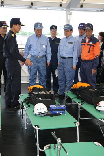 Photograph of the Prime Minister observing the special service vessel of the Maritime Self-Defense Force (MSDF)