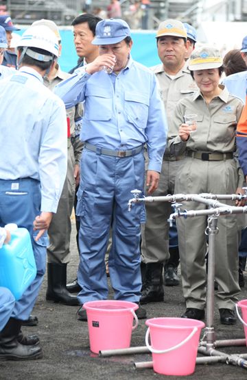 Photograph of the Prime Minister drinking water delivered as emergency water supply
