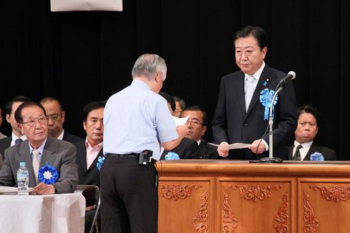 Photograph of Prime Minister Noda receiving an explanation on the collected signatures from Mr. Shigeru Yokota