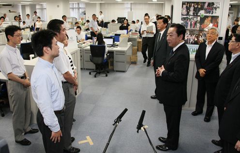 Photograph of the Prime Minister extending words of encouragement to the personnel at the Reconstruction Agency 1