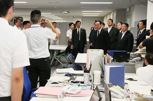 Photograph of the Prime Minister extending words of encouragement to the personnel at the Reconstruction Agency 2
