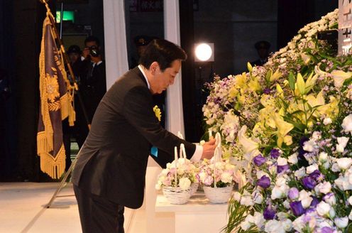 Photograph of the Prime Minister offering a flower at the Memorial Service for Firefighters Who Lost Their Lives on Duty