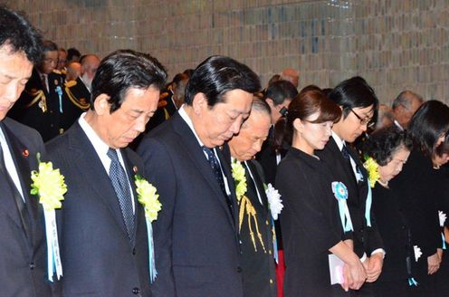 Photograph of the Prime Minister offering a silent prayer for firefighters who lost their lives on duty