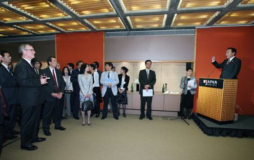 Photograph of Prime Minister Noda delivering an address at the welcome reception he hosted 2