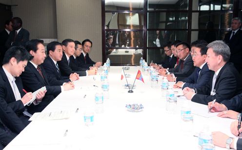Photograph of the Prime Minister at the Japan-Mongolia Summit Meeting 2