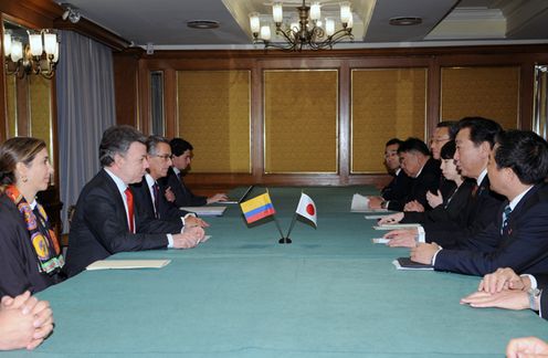 Photograph of the Prime Minister at the Japan-Colombia Summit Meeting 2