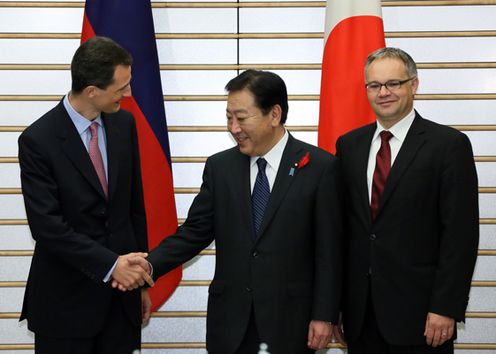 Photograph of Prime Minister Noda shaking hands with Hereditary Prince Alois of the Principality of Liechtenstein
