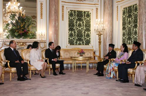Photograph of Prime Minister Noda paying a courtesy call on Their Majesties The Yang di-Pertuan Agong and The Raja Permaisuri Agong of Malaysia 2