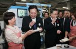 Photograph of the Prime Minister eating the rice ball made of 