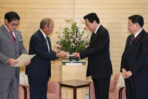 Photograph of the Prime Minister receiving a letter of request from the Governor of Okinawa Prefecture