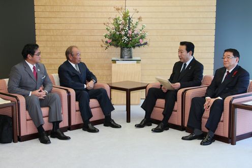 Photograph of the Prime Minister meeting with the Governor of Okinawa Prefecture and the Mayor of Ginowan City