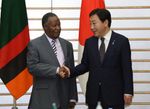 Photograph of Prime Minister Noda shaking hands with the President of the Republic of Zambia, Mr. Michael Chilufya Sata