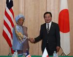 Photograph of Prime Minister Noda shaking hands with the President of the Republic of Liberia, Ms. Ellen Johnson Sirleaf