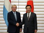 Photograph of Prime Minister Noda shaking hands with the Prime Minister of the Grand Duchy of Luxembourg, Mr. Jean-Claude Juncker