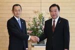 Photograph of Prime Minister Noda shaking hands with Professor Shinya Yamanaka