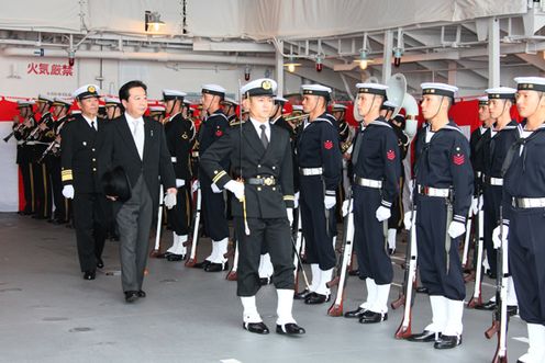 Photograph of the Prime Minister reviewing the units of a special guard of honor at the 2012 fleet review of the Maritime Self-Defense Force