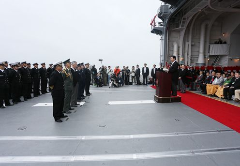 Photograph of the Prime Minister delivering an address at the 2012 fleet review of the Maritime Self-Defense Force 1