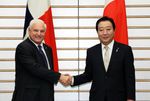 Photograph of Prime Minister Noda shaking hands with the President of the Republic of Panama, Mr. Ricardo Martinelli Berrocal