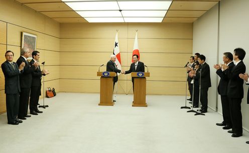 Photograph of the leaders shaking hands after the joint press statement