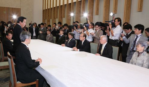 Photograph of the Prime Minister delivering an address at the meeting with the members of the Association of the Families of Victims Kidnapped by North Korea and others 2