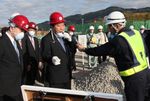 Photograph of the Prime Minister observing the shredding and sorting facility at Fujiwara Quay 1