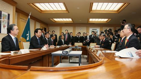 Photograph of Prime Minister Noda having talks with the Governor of Iwate Prefecture, Mr. Takuya Tasso