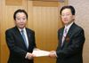 Photograph of Prime Minister Noda receiving a letter of request from the Governor of Iwate Prefecture, Mr. Takuya Tasso