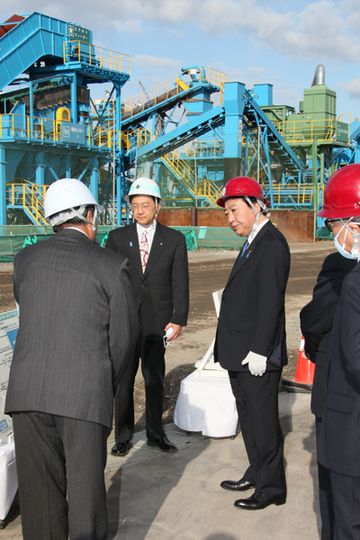Photograph of the Prime Minister observing the shredding and sorting facility at Fujiwara Quay 2