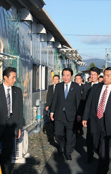 Photograph of the Prime Minister observing temporary housing in Orikasa District, Yamada Town