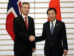 Photograph of Prime Minister Noda shaking hands with the Prime Minister of the Kingdom of Norway, Mr. Jens Stoltenberg