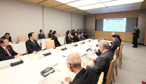 Photograph of Prime Minister Noda hearing an explanation about iPS cells from Professor Yamanaka