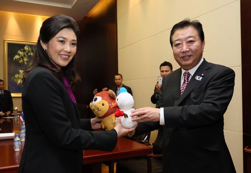 Photograph of Prime Minister Noda handing gifts to the Prime Minister of the Kingdom of Thailand, Ms. Yingluck Shinawatra