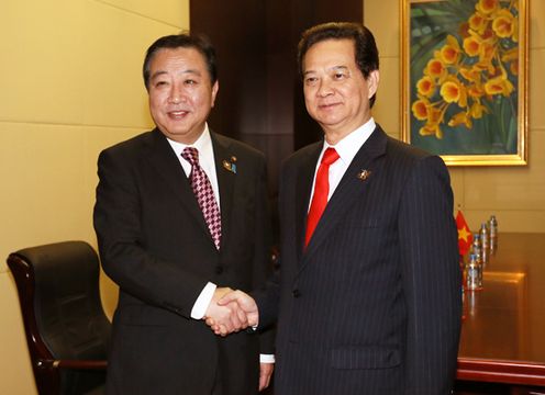 Photograph of Prime Minister Noda shaking hands with the Prime Minister of the Socialist Republic of Viet Nam, Mr. Nguyen Tan Dung