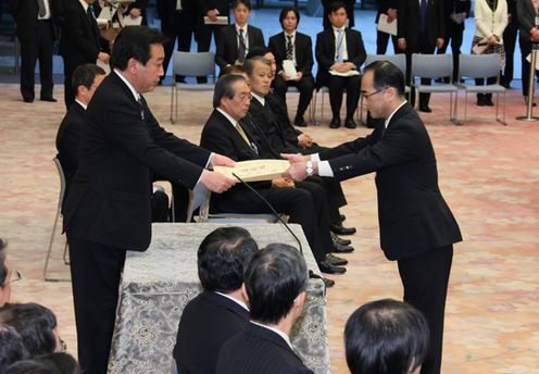 Photograph of the Prime Minister presenting a certificate of award at the awards ceremony for long-serving employees of the Cabinet and Cabinet Office 1