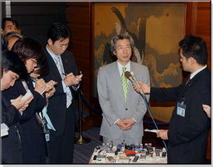 Interview in front of the painting "Washi(Eagle)"