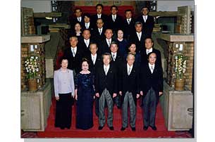 Last memorial photograph of the Cabinet members taken at the West Staircase (April 2001)