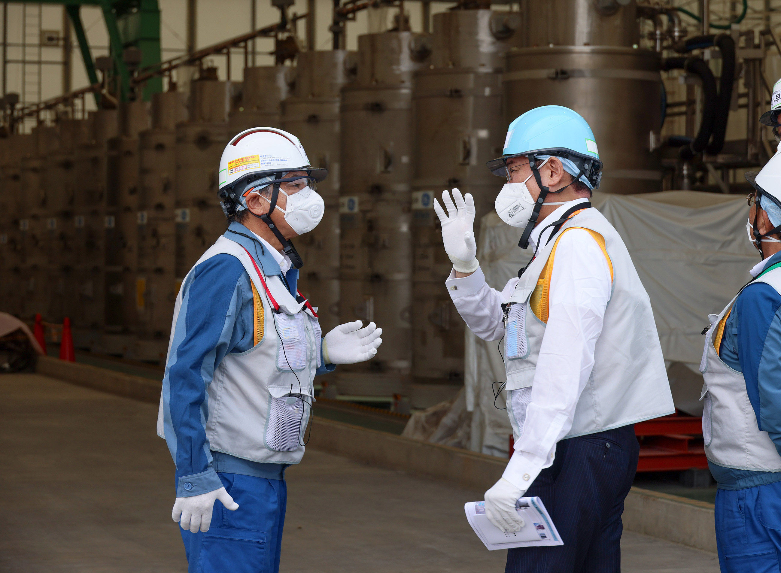 Prime Minister Kishida observing ALPS (1)