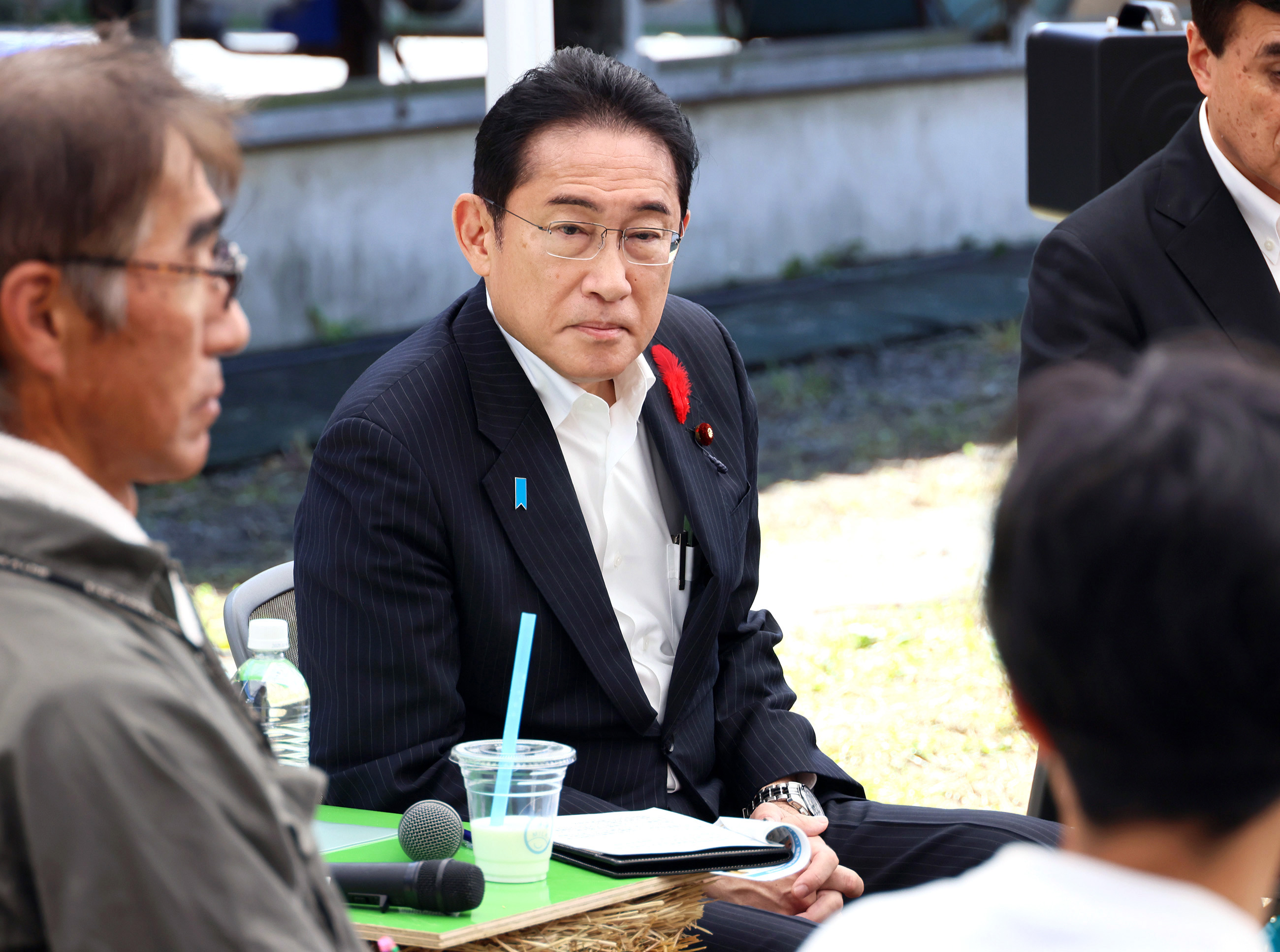 Prime Minister Kishida listening to participants at the small group talk (1)