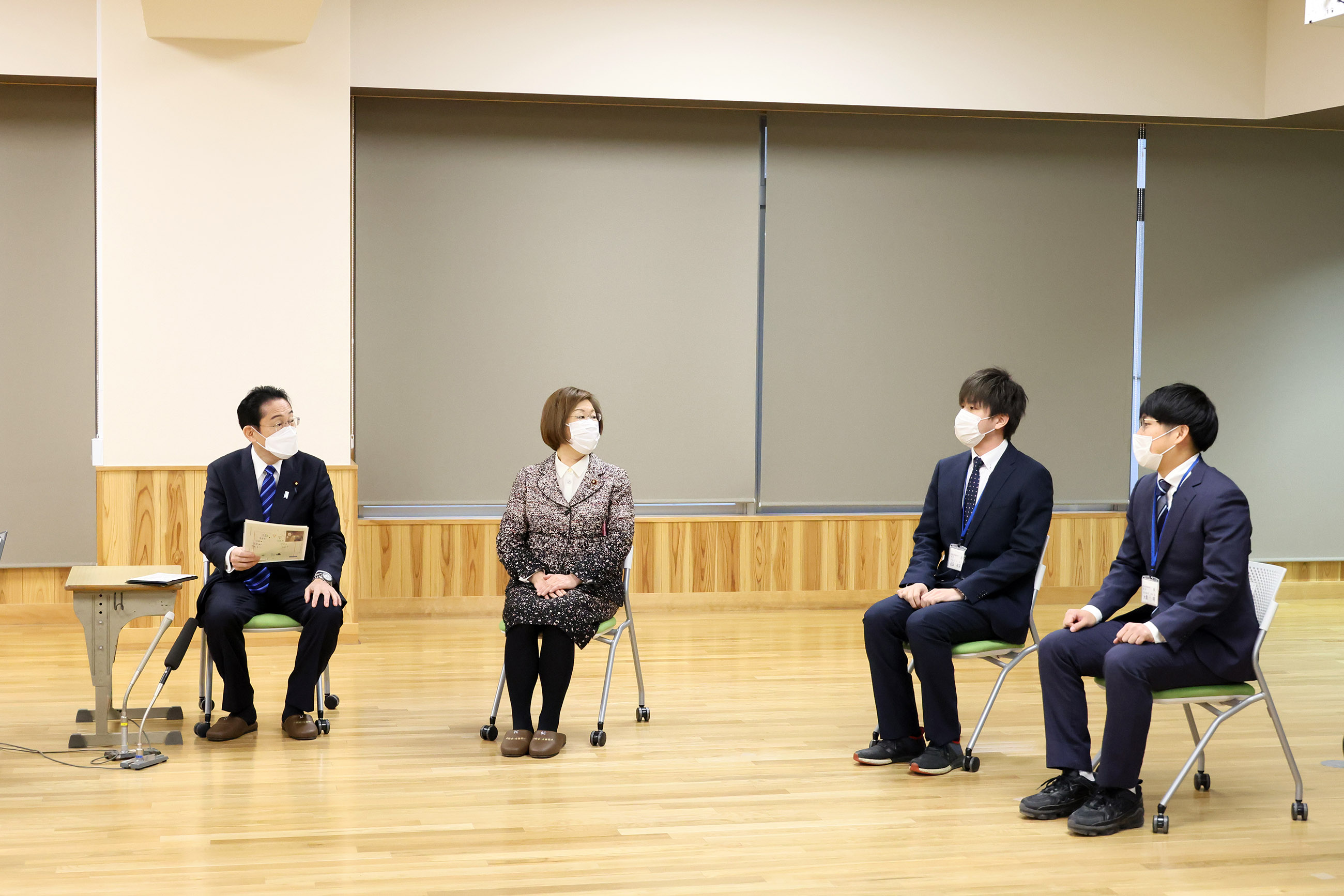 Prime Minister Kishida listening to junior faculty in a small group talk (1)