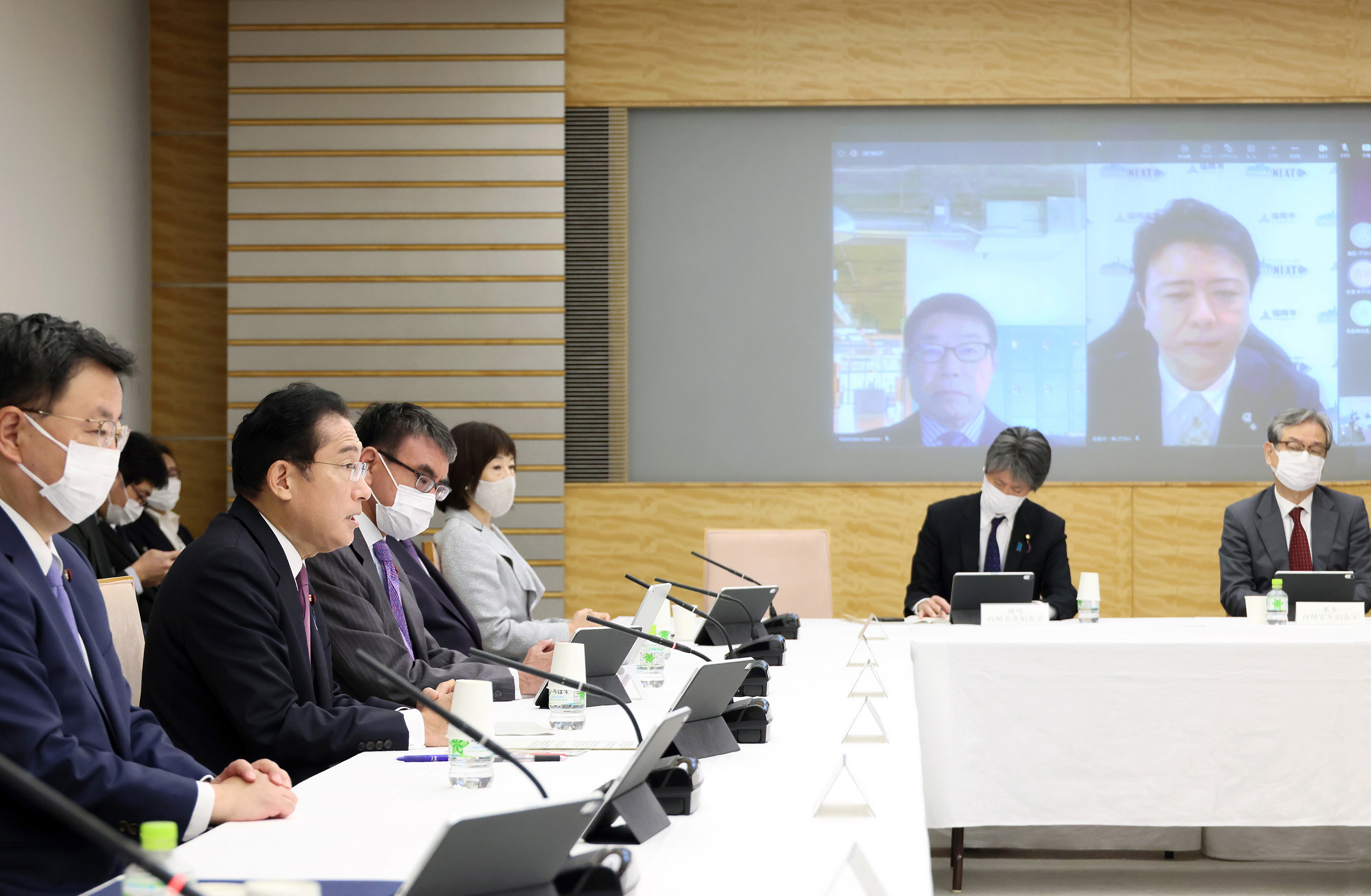 Photograph of the Prime Minister wrapping up a meeting (2)