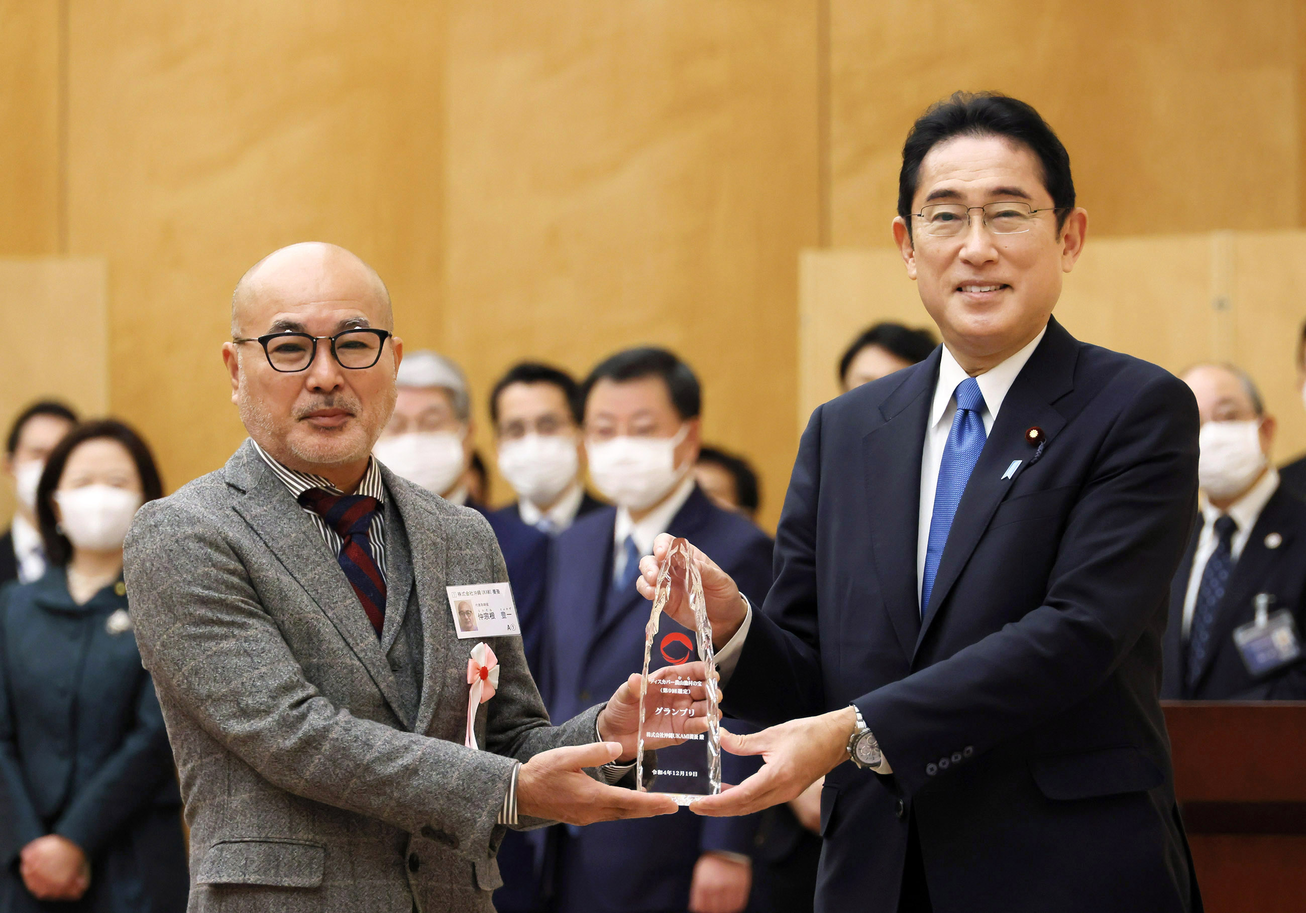 Prime Minister Kishida presenting a plaque (1)