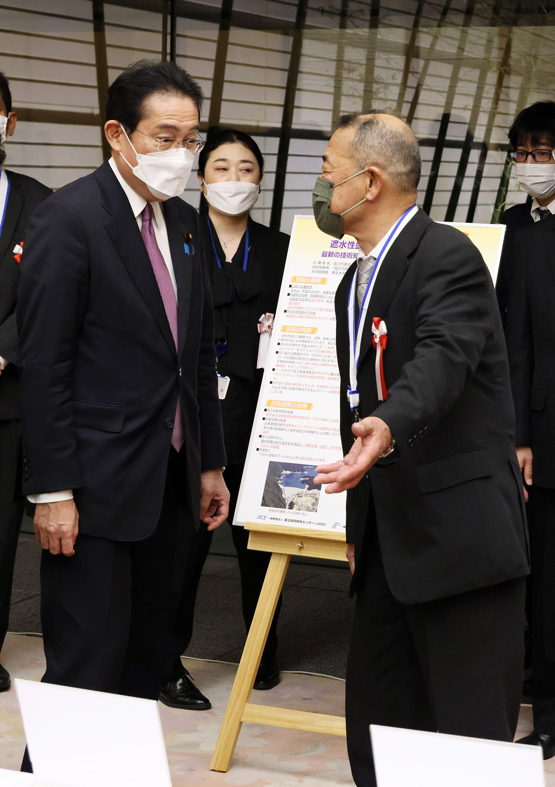 Prime Minister Kishida receiving an explanation on a product sample on display (4)
