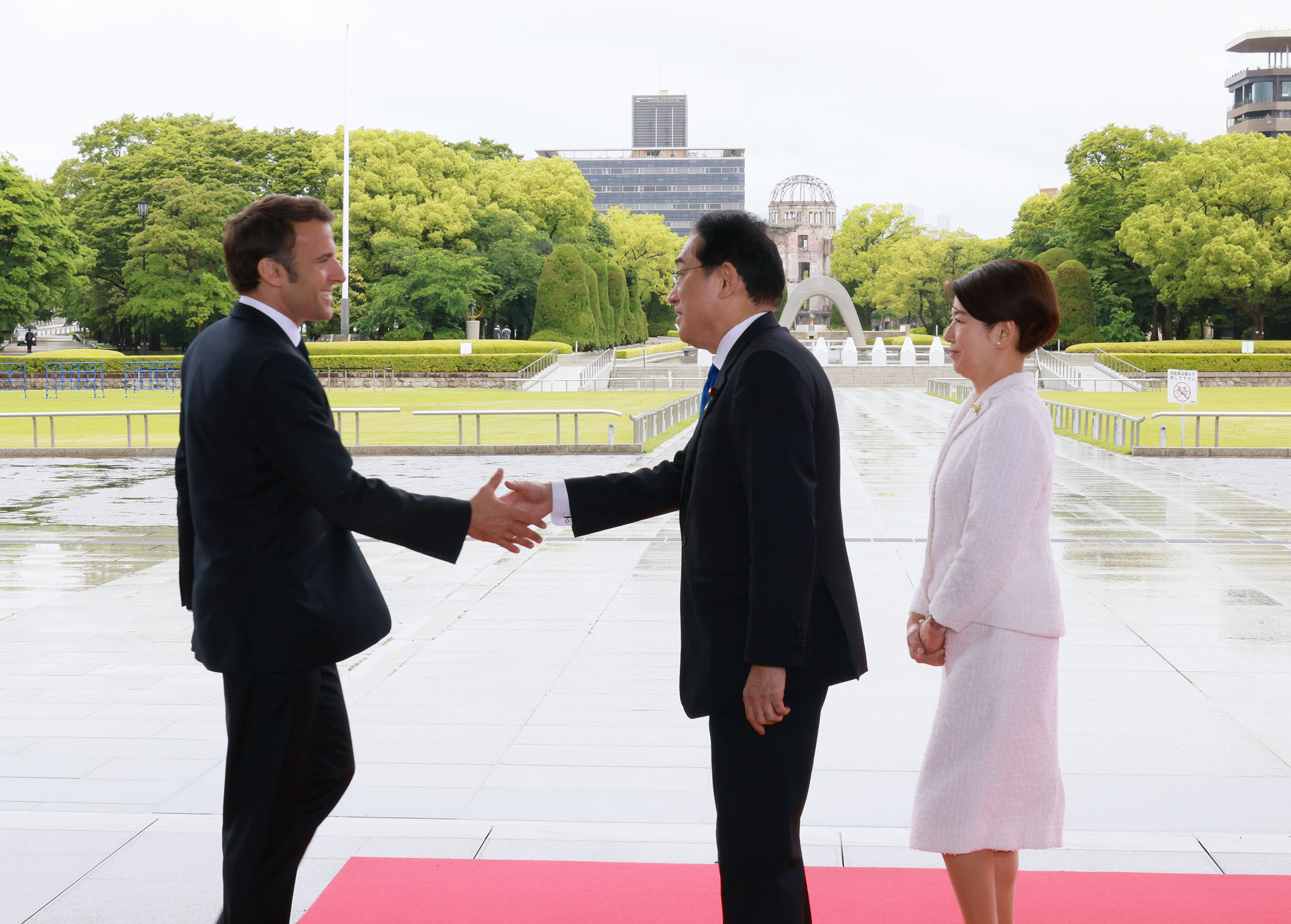 Prime Minister Kishida greeting the French President Emmanuel Macron
